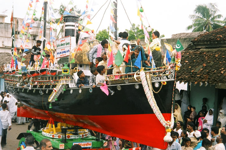Procession chariot in the shape of a ship carrying a flag in the annual procession at the Nagore Dargah, Nagapattinam, July 2003 (Torsten Tschacher)