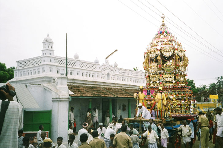 Procession chariot carrying a flag in the annual procession at the Nagore Dargah, Nagapattinam, July 2003 (Torsten Tschacher)