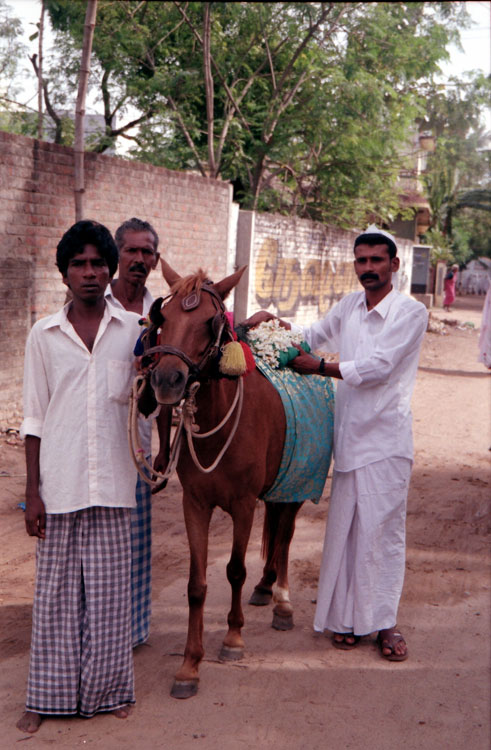 Parading the flag through the streets during the annual holiday at the shrine of Sayyidina Ukkasha, Porto Novo (Parangipettai), March 2000 (Torsten Tschacher)