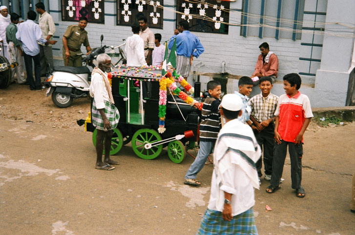Model of a steam locomotive made by devotees in the annual procession at the Nagore Dargah, Nagapattinam, July 2003 (Torsten Tschacher)