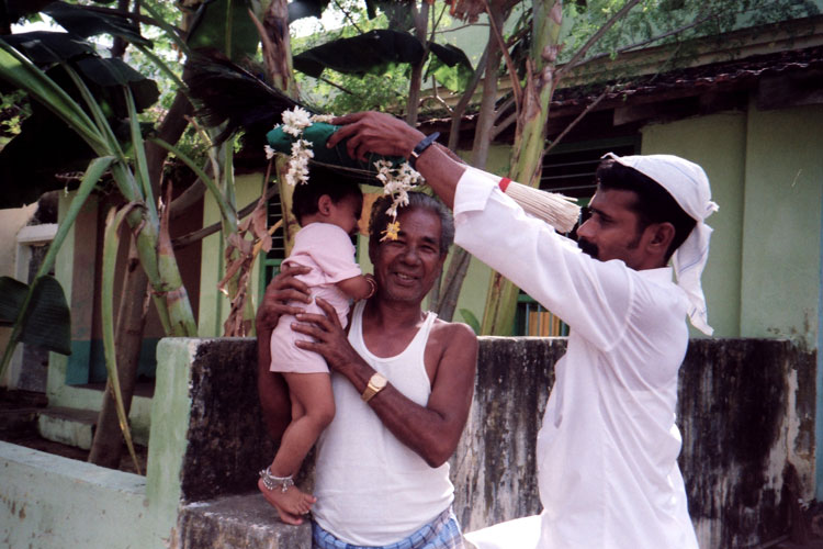 Obtaining blessings through contact with the flag during the annual holiday at the shrine of Sayyidina Ukkasha, Porto Novo (Parangipettai), March 2001 (Torsten Tschacher)