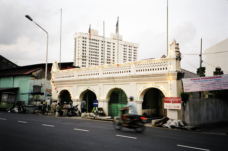 Illumination during the annual holiday at the Keramat Dato Koya, Jalan Transfer, Penang, April 2003 (Torsten Tschacher)