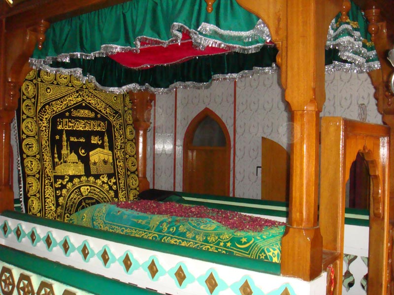The grave of Shaikh Muinuddin Chishti at Dargah Khanqah-i-Chishtiya in Makhu town 2011 -- Yogesh Snehi