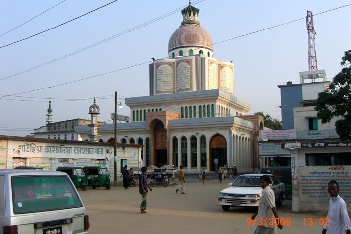 The new mausoleum of Syed Ahmadullah Maijbhandari at Maijbhandar (photograph by Hans Harder).