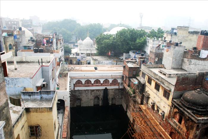 Baoli and dargah Nizamuddin seen from the top of a house.
											Photograph from the Aga Khan Trust for Culture.