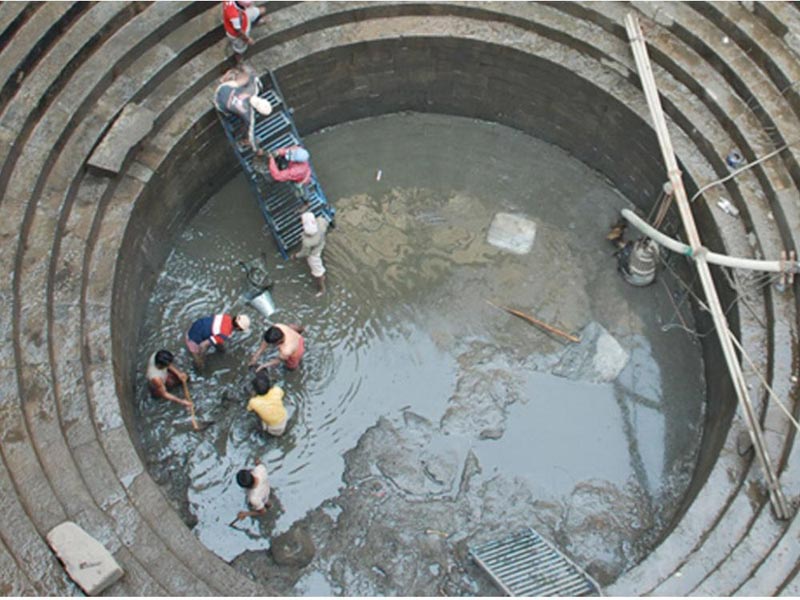 Bottom of the Nizamuddin baoli (stepwell) during restoration. Photograph from the Aga Khan Trust for Culture.